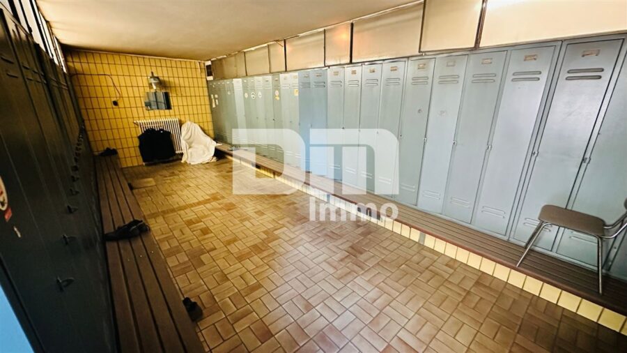 Lagerhallen und Büroflächen 80 bis 1000 m² variabel aufteilbar in verkehrsgünstiger Lage - 2. OG Bürogebäude Umkleidekabine / Lager groß